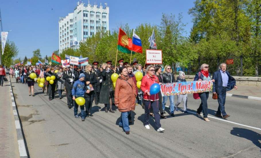 Ельчане встретили День Весны и Труда праздничным шествием