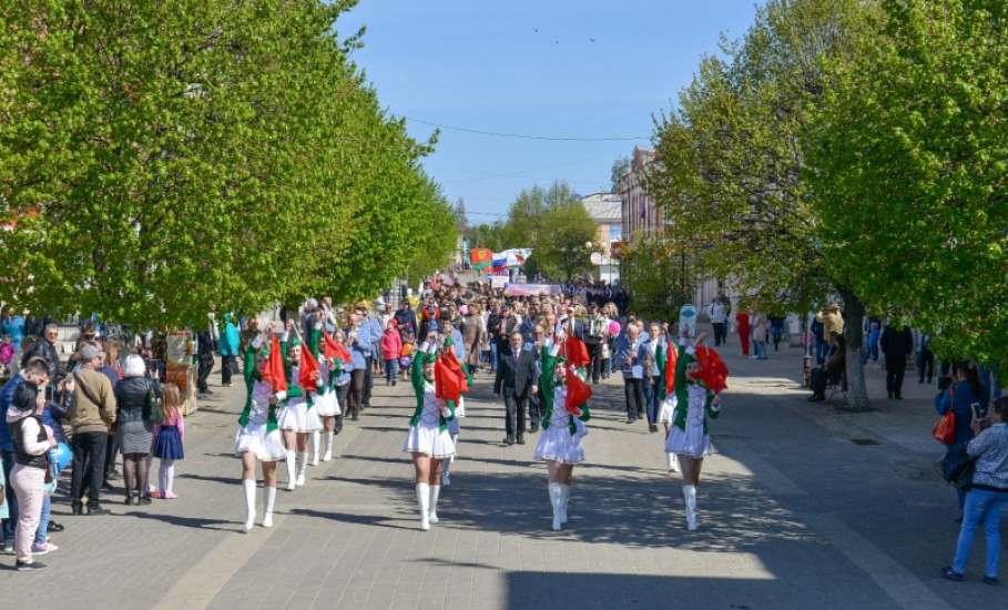 Ельчане встретили День Весны и Труда праздничным шествием