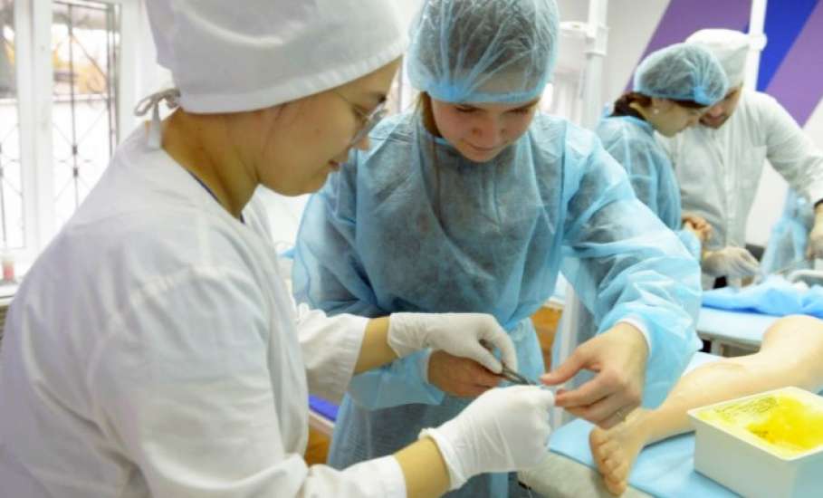 Елецкий медицинский колледж обучает школьников навыкам оказания первой помощи