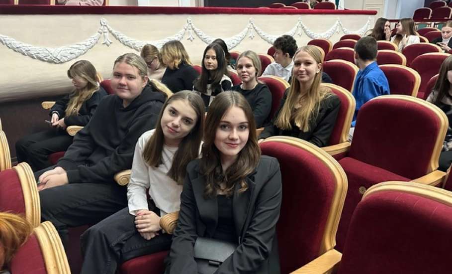 31 января в рамках проекта "Пушкинская карта" обучающиеся школ города посетили Драматический театр "Бенефис"