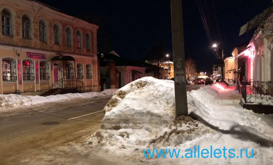 Город Елец находится в ужасном состоянии. Бугры на тротуарах в центре города и горы невывезенного снега!