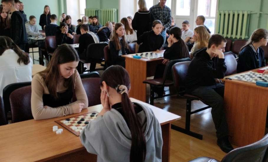 В Ельце, в актовом зале Дома пионеров и школьников прошли соревнования по шахматам и шашкам в рамках круглогодичной дворовой спартакиады «Добрыня»
