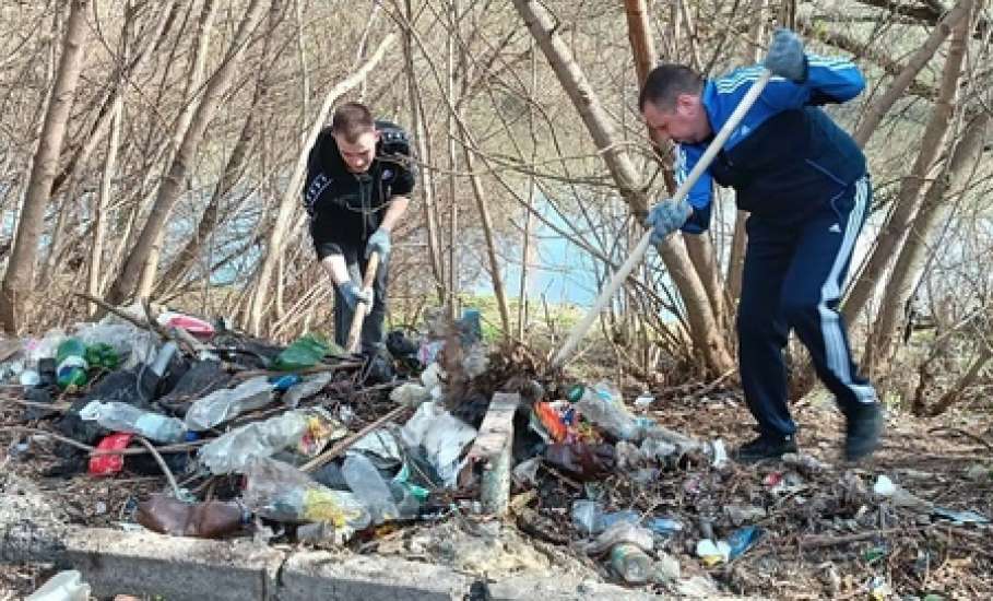 В районе разрушающегося профилактория «Сосна» активисты убрали мусор