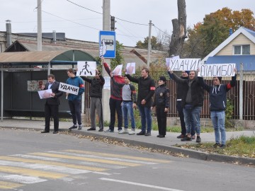 Представители ГИБДД и Добровольной молодёжной дружины города Ельца провели акцию «Лайк водителю» Представители ГИБДД и Добровольной молодёжной дружины города Ельца провели акцию «Лайк водителю»