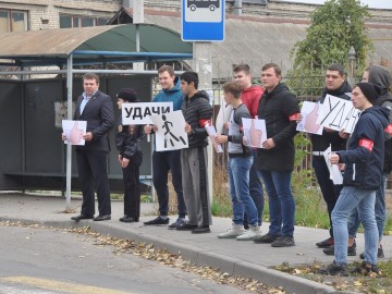 Представители ГИБДД и Добровольной молодёжной дружины города Ельца провели акцию «Лайк водителю» Представители ГИБДД и Добровольной молодёжной дружины города Ельца провели акцию «Лайк водителю»