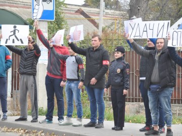 Представители ГИБДД и Добровольной молодёжной дружины города Ельца провели акцию «Лайк водителю» Представители ГИБДД и Добровольной молодёжной дружины города Ельца провели акцию «Лайк водителю»