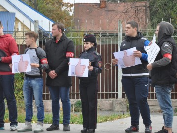 Представители ГИБДД и Добровольной молодёжной дружины города Ельца провели акцию «Лайк водителю» Представители ГИБДД и Добровольной молодёжной дружины города Ельца провели акцию «Лайк водителю»