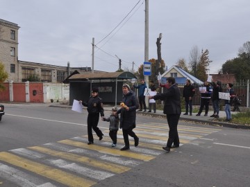 Представители ГИБДД и Добровольной молодёжной дружины города Ельца провели акцию «Лайк водителю» Представители ГИБДД и Добровольной молодёжной дружины города Ельца провели акцию «Лайк водителю»