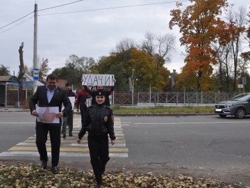 Представители ГИБДД и Добровольной молодёжной дружины города Ельца провели акцию «Лайк водителю» Представители ГИБДД и Добровольной молодёжной дружины города Ельца провели акцию «Лайк водителю»