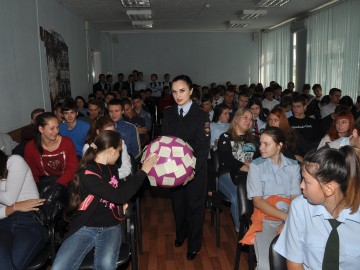 Сотрудники Госавтоинспекции провели со студентами Елецкого железнодорожного техникума необычное профилактическое мероприятие «Краш-курс»