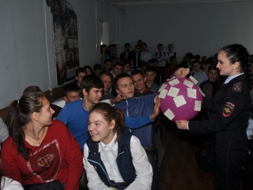 Сотрудники Госавтоинспекции провели со студентами Елецкого железнодорожного техникума необычное профилактическое мероприятие «Краш-курс»