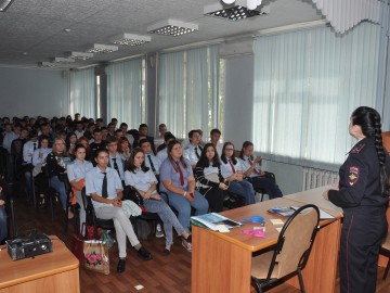 Сотрудники Госавтоинспекции провели со студентами Елецкого железнодорожного техникума необычное профилактическое мероприятие «Краш-курс»