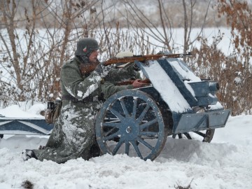 На берегу реки Быстрая Сосна прошла военно-историческая реконструкция, посвящённая боям 1941 года за город Елец