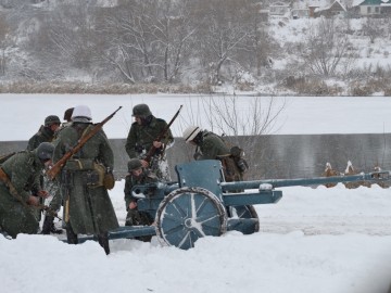 На берегу реки Быстрая Сосна прошла военно-историческая реконструкция, посвящённая боям 1941 года за город Елец