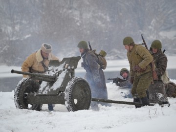 На берегу реки Быстрая Сосна прошла военно-историческая реконструкция, посвящённая боям 1941 года за город Елец