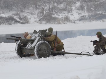 На берегу реки Быстрая Сосна прошла военно-историческая реконструкция, посвящённая боям 1941 года за город Елец