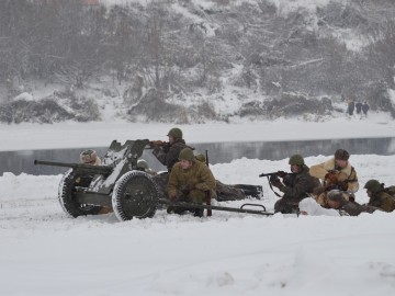 На берегу реки Быстрая Сосна прошла военно-историческая реконструкция, посвящённая боям 1941 года за город Елец