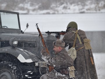 На берегу реки Быстрая Сосна прошла военно-историческая реконструкция, посвящённая боям 1941 года за город Елец