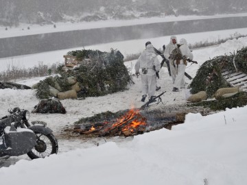 На берегу реки Быстрая Сосна прошла военно-историческая реконструкция, посвящённая боям 1941 года за город Елец