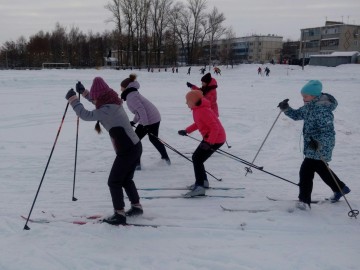 На стадионе посёлка Газопровод прошёл спортивный праздник «Новогодние гонки»