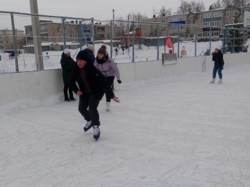 На стадионе посёлка Газопровод прошёл спортивный праздник «Новогодние гонки»