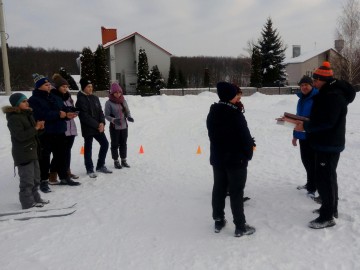 На стадионе посёлка Газопровод прошёл спортивный праздник «Новогодние гонки»