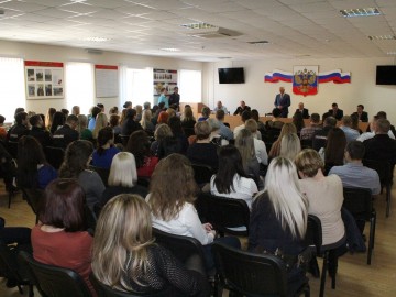 Накануне Международного женского дня мужская половина ОМВД России по г. Ельцу подготовили праздничное поздравление для своих коллег-женщин