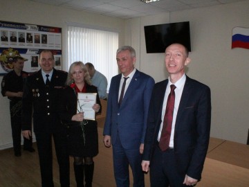 Накануне Международного женского дня мужская половина ОМВД России по г. Ельцу подготовили праздничное поздравление для своих коллег-женщин