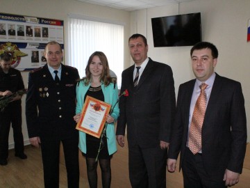 Накануне Международного женского дня мужская половина ОМВД России по г. Ельцу подготовили праздничное поздравление для своих коллег-женщин