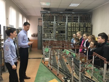 В рамках областного форума «Вместе ради детей» сотрудники Елецкого ЛО МВД России на транспорте провели экскурсию по железной дороге для учеников школы-интерната №4