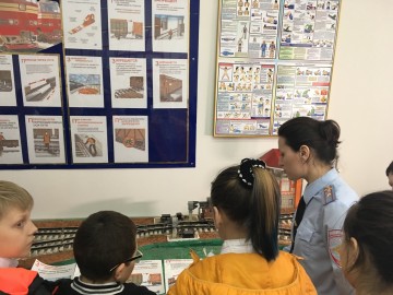 В рамках областного форума «Вместе ради детей» сотрудники Елецкого ЛО МВД России на транспорте провели экскурсию по железной дороге для учеников школы-интерната №4