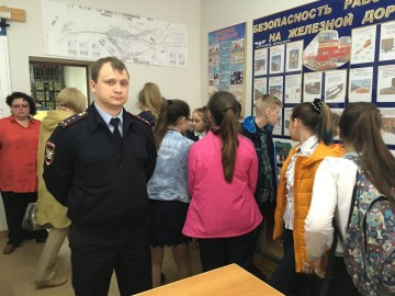 В рамках областного форума «Вместе ради детей» сотрудники Елецкого ЛО МВД России на транспорте провели экскурсию по железной дороге для учеников школы-интерната №4
