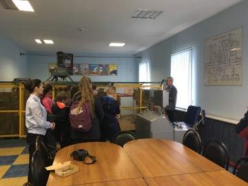 В рамках областного форума «Вместе ради детей» сотрудники Елецкого ЛО МВД России на транспорте провели экскурсию по железной дороге для учеников школы-интерната №4