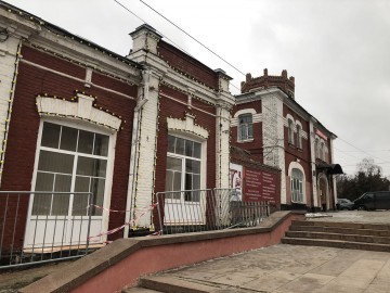 Администрация Ельца испортила фасады старинных зданий в центре города!