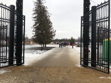 Администрация Ельца запустила жителей в парк Железнодорожников, где более пяти лет не сделано до конца благоустройство!