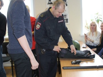 Елецкие школьники и студенты побывали на экскурсии в отделе полиции