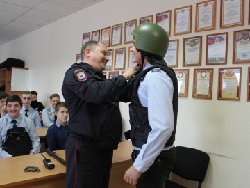 Елецкие школьники и студенты побывали на экскурсии в отделе полиции