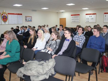 Елецкие школьники и студенты побывали на экскурсии в отделе полиции