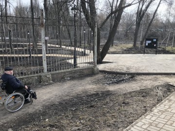 Пожилой человек в инвалидном кресле не смог попасть в Петровский парк города Ельца!