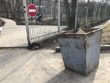 Пожилой человек в инвалидном кресле не смог попасть в Петровский парк города Ельца!