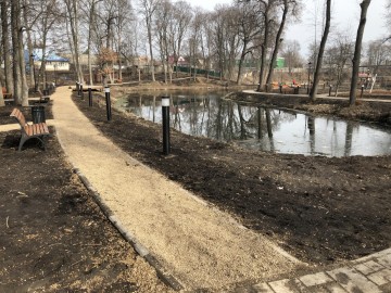 Пожилой человек в инвалидном кресле не смог попасть в Петровский парк города Ельца!