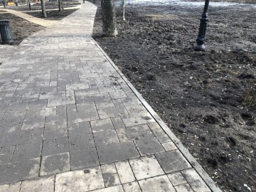 Пожилой человек в инвалидном кресле не смог попасть в Петровский парк города Ельца!