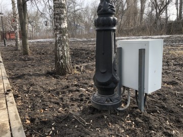 Пожилой человек в инвалидном кресле не смог попасть в Петровский парк города Ельца!