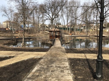 Пожилой человек в инвалидном кресле не смог попасть в Петровский парк города Ельца!