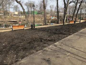 Пожилой человек в инвалидном кресле не смог попасть в Петровский парк города Ельца!