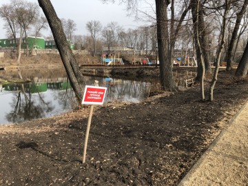 Пожилой человек в инвалидном кресле не смог попасть в Петровский парк города Ельца!