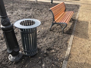 Пожилой человек в инвалидном кресле не смог попасть в Петровский парк города Ельца!