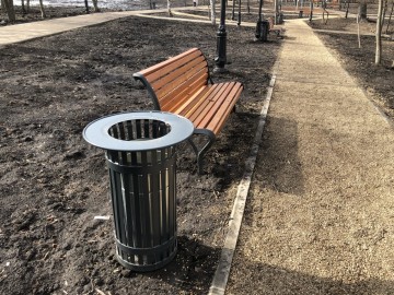 Пожилой человек в инвалидном кресле не смог попасть в Петровский парк города Ельца!