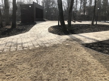 Пожилой человек в инвалидном кресле не смог попасть в Петровский парк города Ельца!