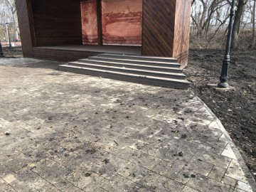 Пожилой человек в инвалидном кресле не смог попасть в Петровский парк города Ельца!